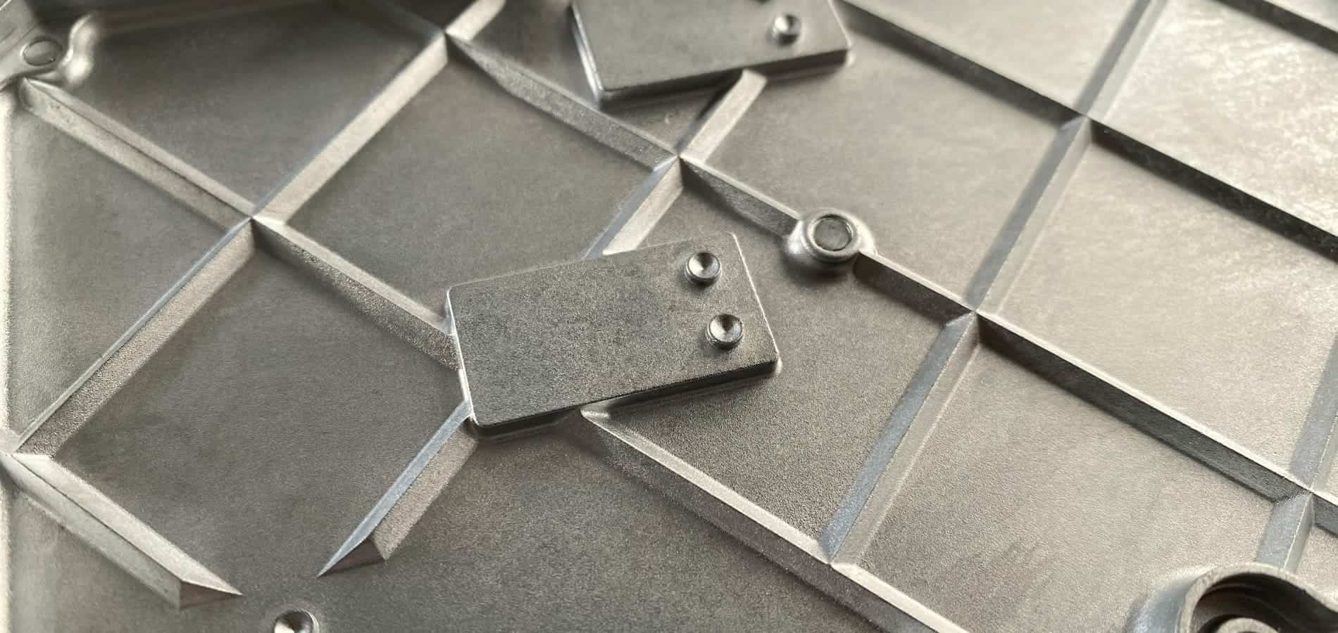 Aluminiumplatte mit Nieten und Schrauben, die eine robuste Verbindung und Stabilität zeigt.